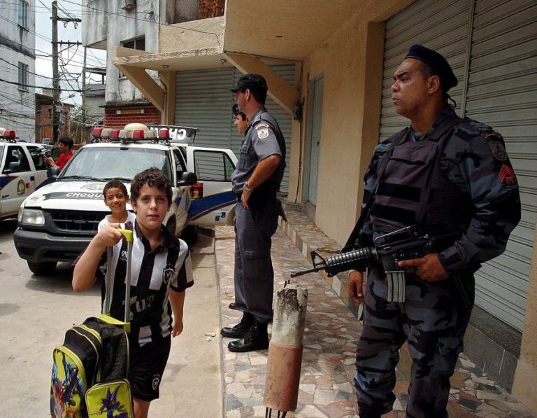 Rio de Janeiro recupera bónus para polícias que matem presumíveis criminosos