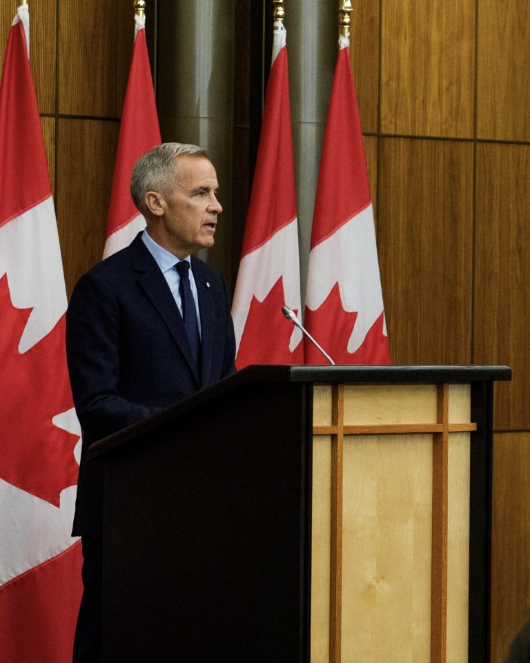 Carney reúne-se com gabinete antes do regresso do Parlamento