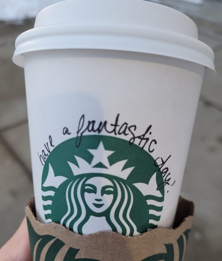 Starbucks despede 900 funcionários e fecha 124 lojas no Canadá e EUA