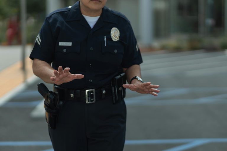 Homem morre após ser atingido por taser da Polícia de Toronto