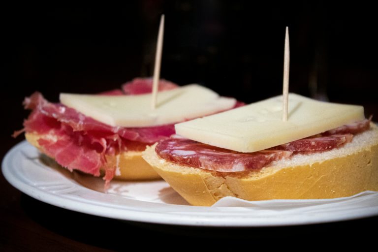 Surto de salmonela associado a salame chega ao fim