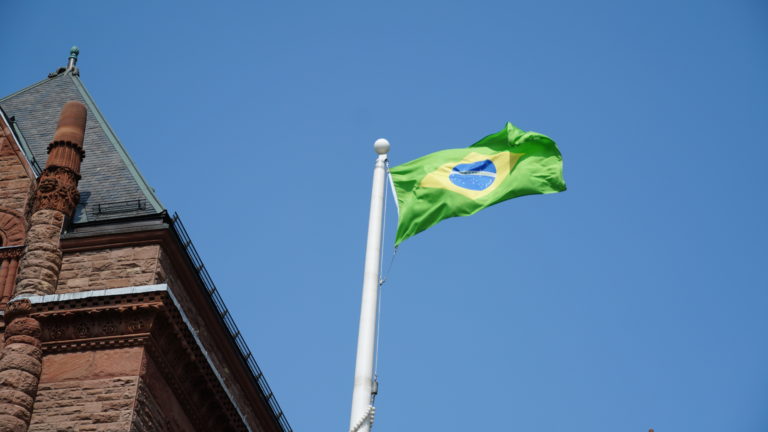 Bandeira do Brasil hasteada em Toronto