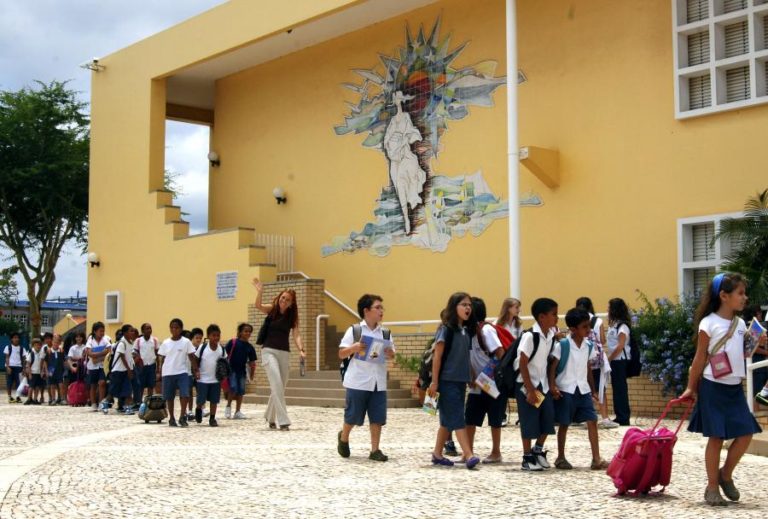 Professores da Escola Portuguesa de Moçambique anunciam greve por tempo indeterminado