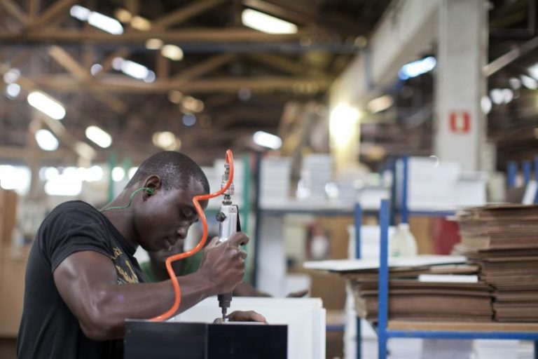 Desemprego no Brasil desce para 5,6% no terceiro trimestre, valor mais baixo desde 2012