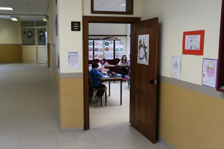 Ministério garante que não faltam docentes de Física e Química nas escolas