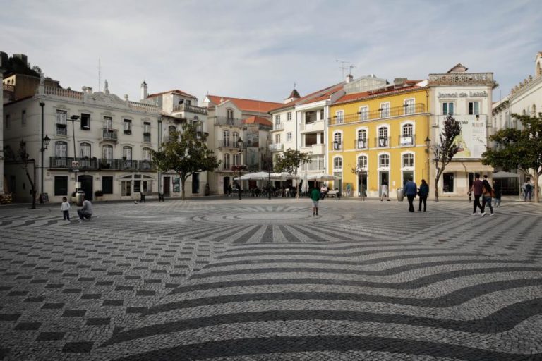 Piso abate na praça central de Leiria devido à chuva