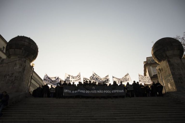 Caloiros no ensino superior diminuiram 10% e são este ano apenas 45 mil