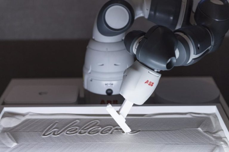 Japonesa Softbank compra negócio de robótica da suíça ABB por 4.610 ME