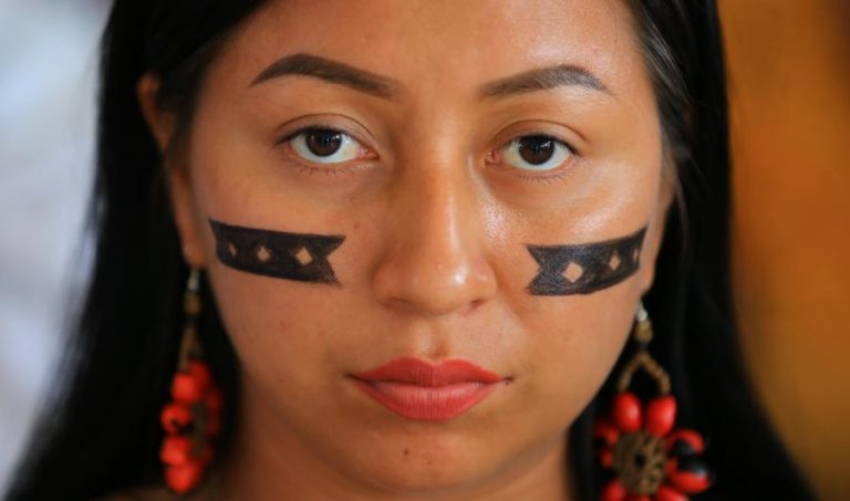 Flotilha inicia viagem do Equador ao Brasil para denunciar exploração florestal