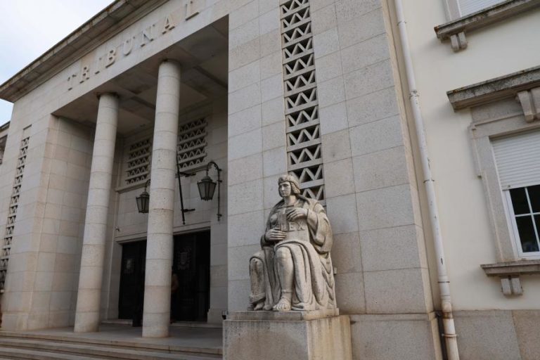 Tribunal de Beja julga 20 arguidos por suspeita de tráfico de imigrantes e outros crimes no Alentejo