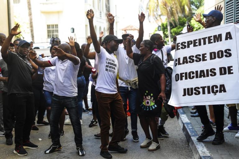Oficiais de justiça angolanos iniciam hoje nova greve até 14 de novembro