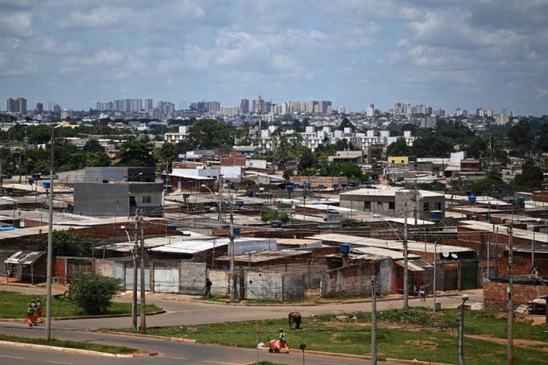Brasil anuncia que todas as favelas já têm código postal