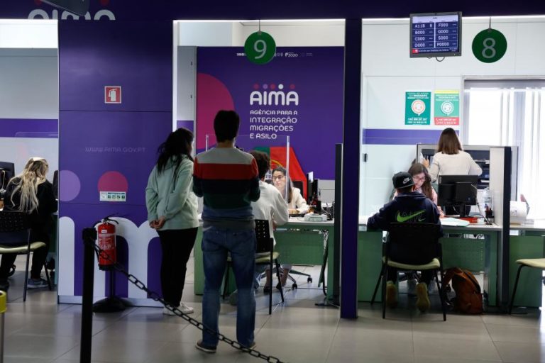 Fim da prorrogação automática de documentos aumenta procura de imigrantes na AIMA
