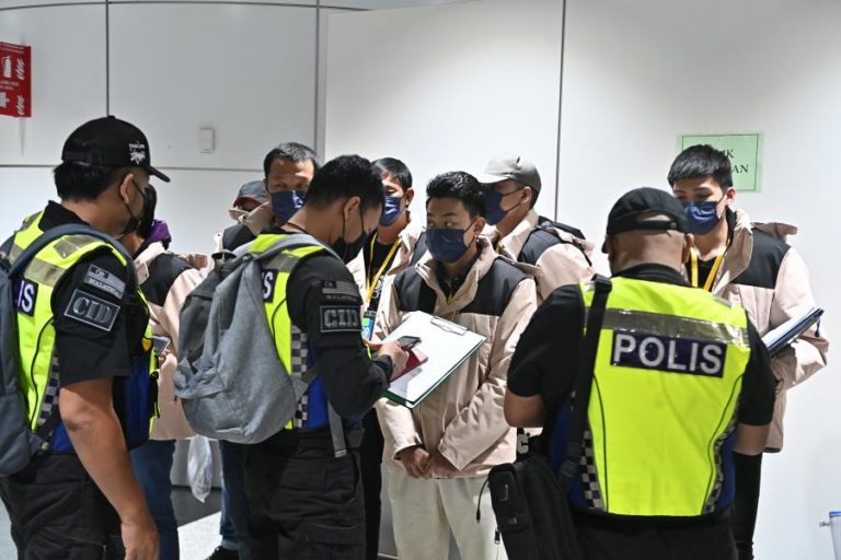 Quase 700 pessoas fogem de centro de fraude ‘online’ de Myanmar para a Tailândia