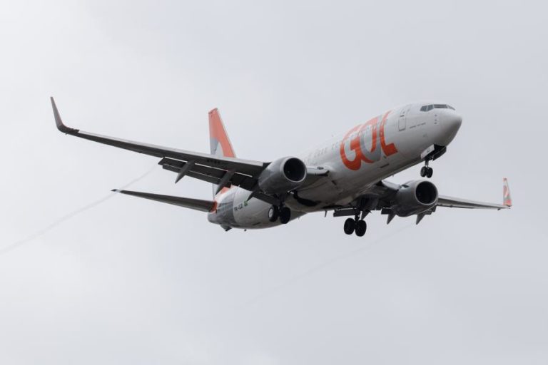 Companhia aérea brasileira Gol planeia reestruturação e saída da bolsa
