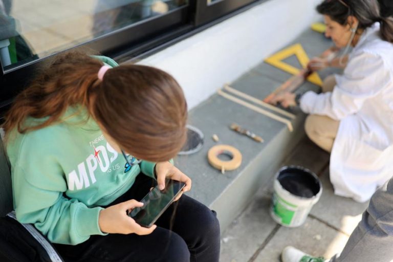 Crianças com controlo parental sobre telemóvel dormem e estudam melhor