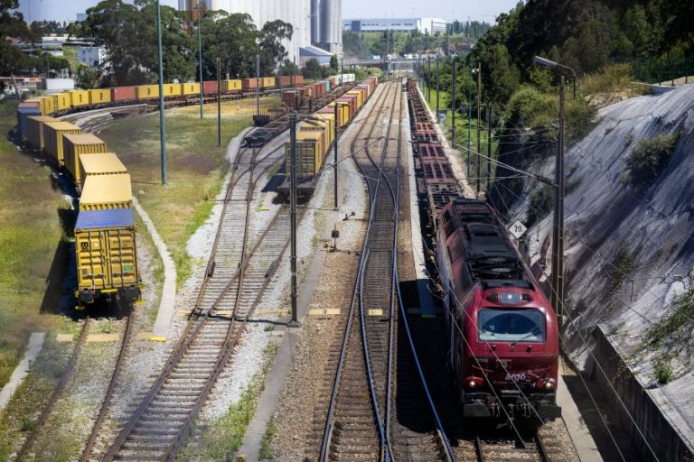 Investimento em ferrovias e rodovias desce para 334 ME no próximo ano