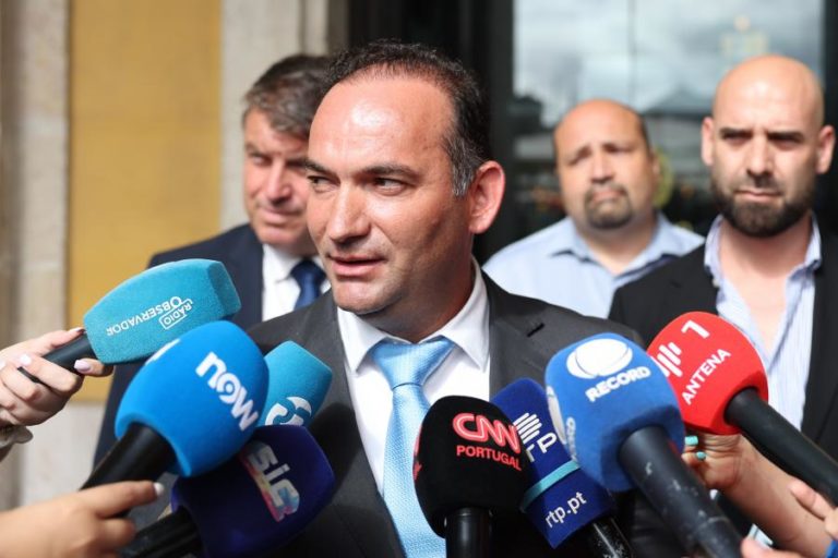 Estruturas da PSP e GNR em protesto simbólico na AR por valorização da carreira