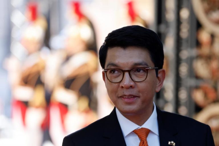 PR de Madagáscar deixa o país num avião militar francês