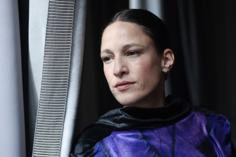“Morre-se muito de amor no fado, mas poder resistir é algo que me interessa cantar”- Carminho