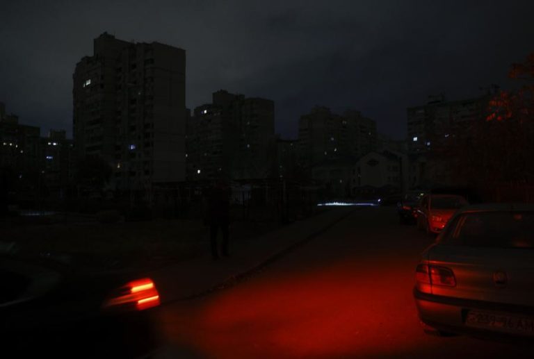 Moscovo ataca instalações elétricas e Kiev aponta para petrolíferas