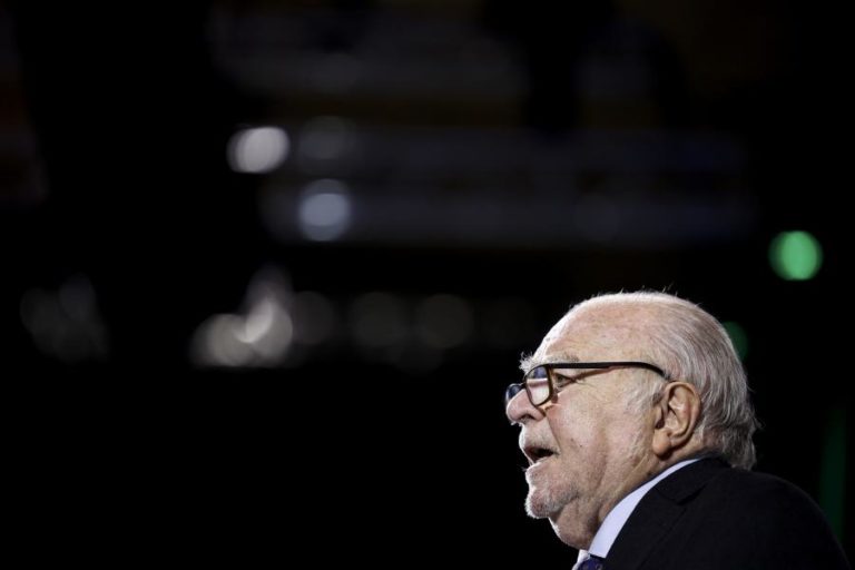 Manuel Alegre entre os condecorados nos 50 anos da Independência de Angola