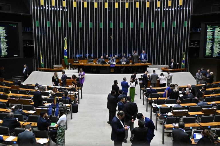 Câmara baixa do parlamento do Brasil aprova isenção de IRS até 800 euros
