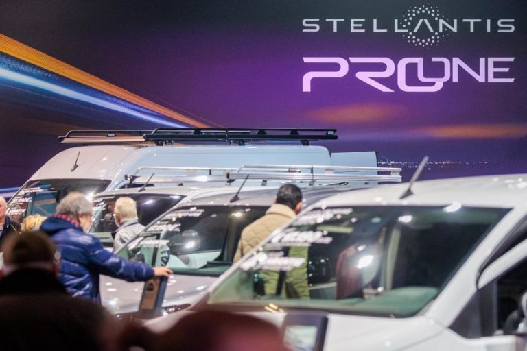 Grupo automóvel Stellantis colabora com Nvidia, Uber e Foxconn para ‘taxis-robôs’
