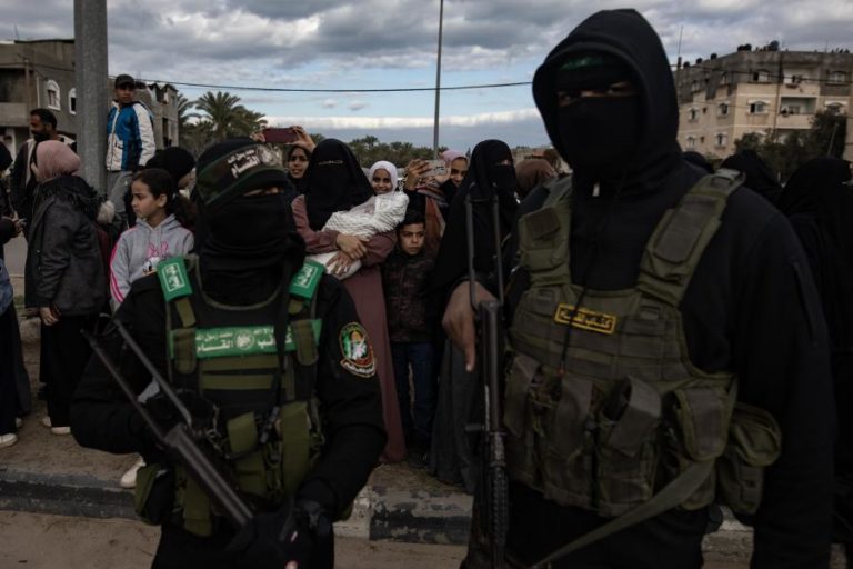 Hamas diz ter mais um corpo de refém mas entrega está dependente de escalada