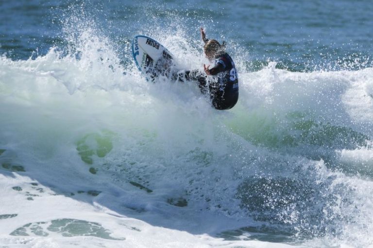 Surfista Yolanda Hopkins é a última resistente portuguesa na Ericeira
