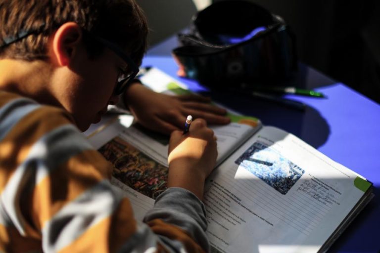 Ministério da Educação quer resolver atrasos nos manuais escolares “com a maior brevidade”