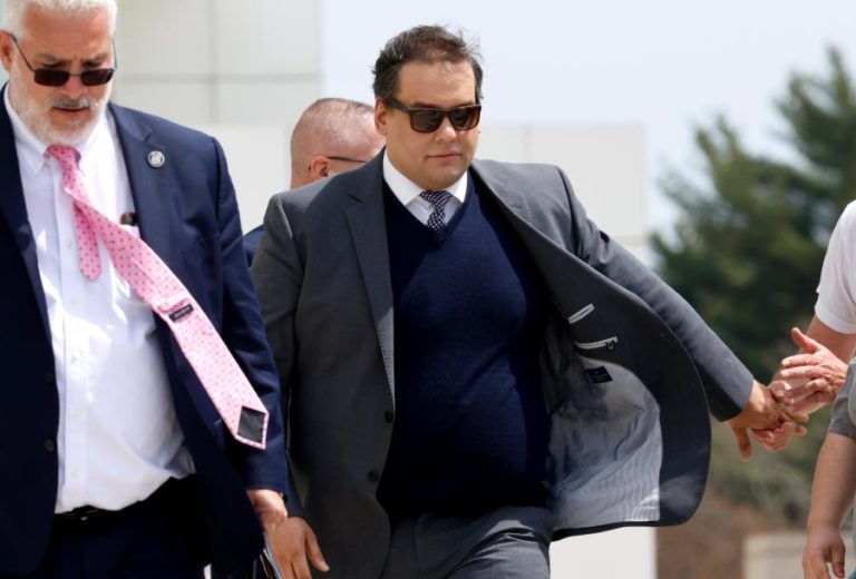 Presidente dos EUA comuta pena de ex-deputado republicano condenado por fraude