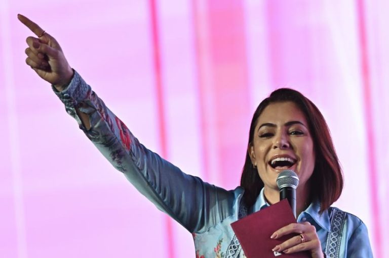 Michelle Bolsonaro pondera candidatura às presidenciais brasileiras de 2026
