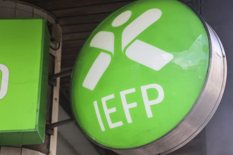 Desemprego registado cai 2,6% em setembro em termos homólogos e sobe face a agosto