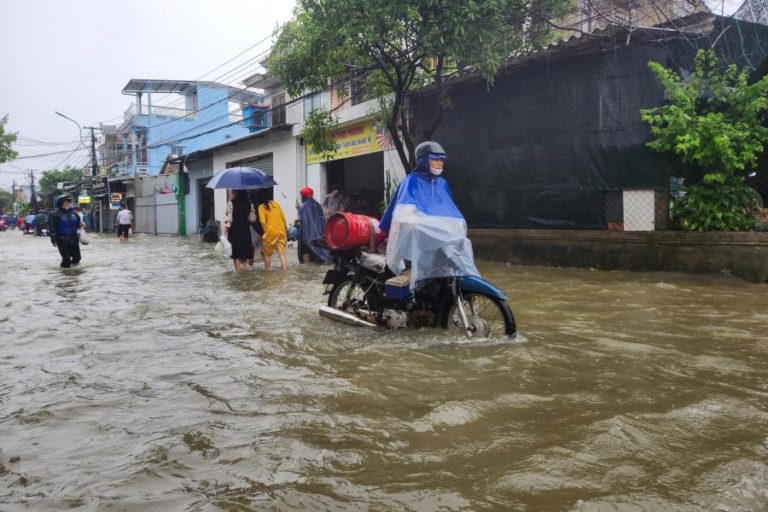 Inundações deixam pelo menos dez mortos e 128 mil casas inundadas no Vietname