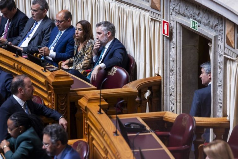 Carneiro diz que foi informado de decisão de Pedro Nuno suspender mandato de deputado