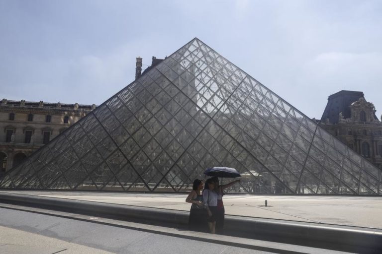 Louvre encerra após assalto na abertura do museu
