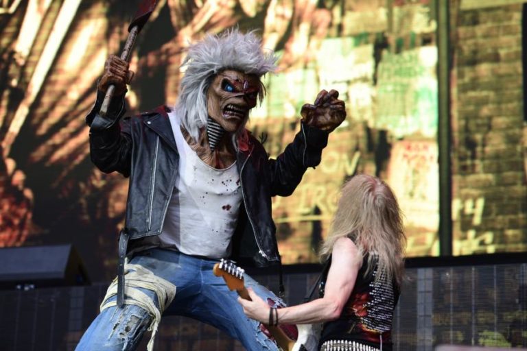 Iron Maiden celebram 50 anos com livro visual que chega a Portugal em novembro