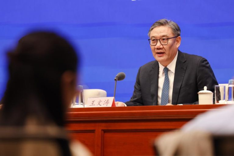 Ministro chinês pede aos EUA estabilidade em reunião com líder da Apple