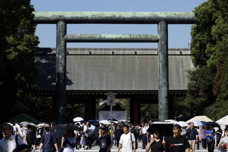 Favorita para liderar Governo do Japão envia oferenda a santuário controverso