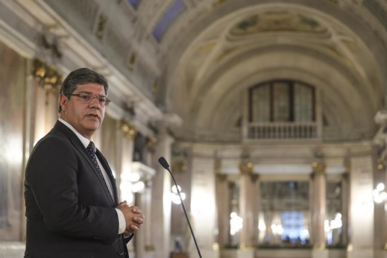 PS diz que Chega é que “vendeu pensionistas e mais jovens” nas negociações com Governo