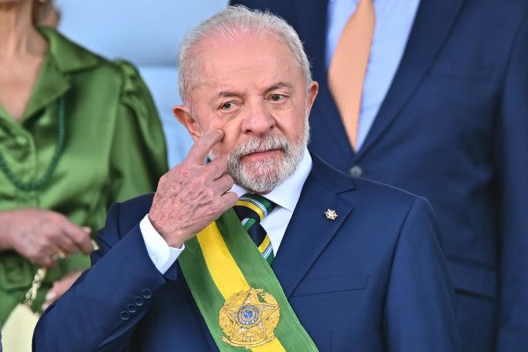 Trajetória de vida de Lula da Silva vira enredo no Sambódromo do Rio de Janeiro