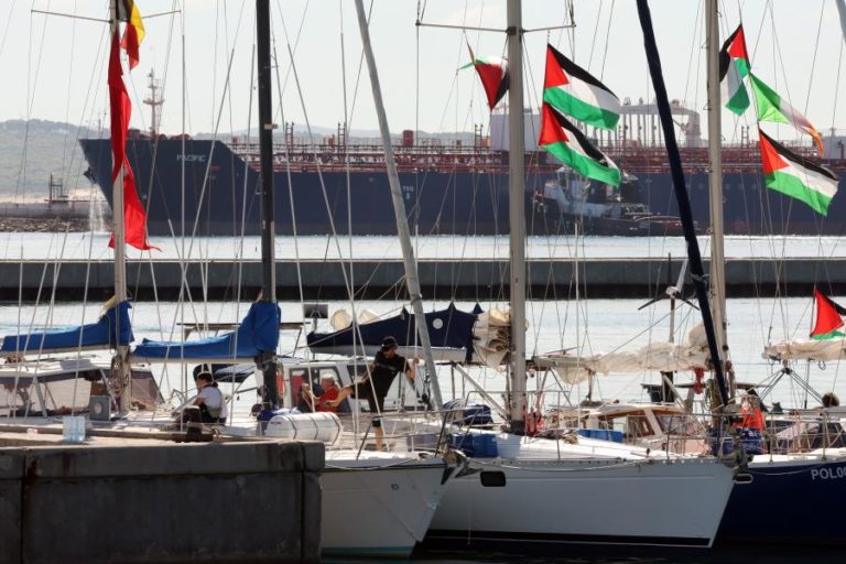 Flotilha entra na zona de risco com destino à Faixa de Gaza