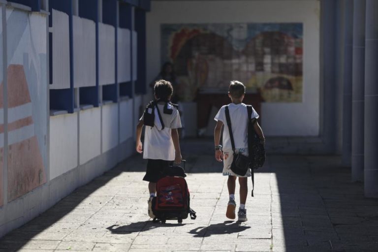 Há 480 agrupamentos de escolas onde ainda faltam professores