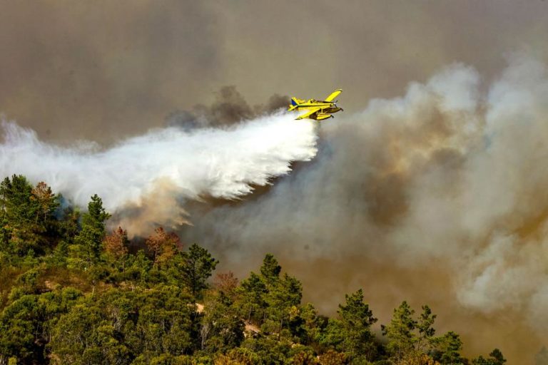 Fogo na Póvoa de Lanhoso está a ser combatido por 8 meios aéreos