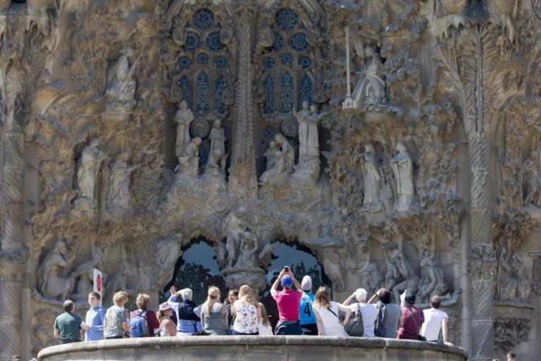 Espanha recebeu recorde de 22,3 milhões de turistas este verão