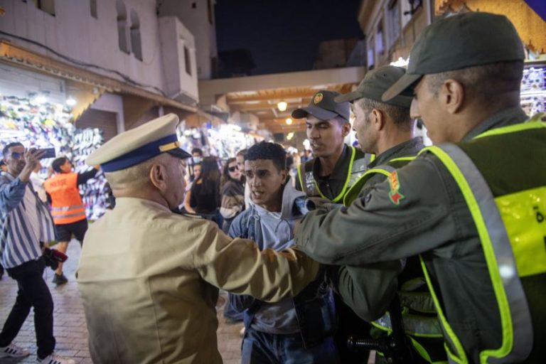 Protestos de jovens levam a confrontos em várias cidades de Marrocos