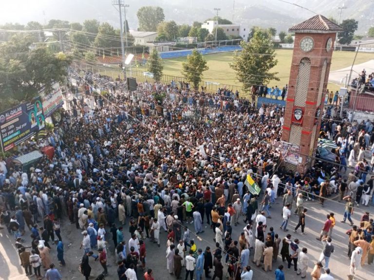Pelo menos nove mortos em confrontos entre manifestantes e polícia na Caxemira paquistanesa