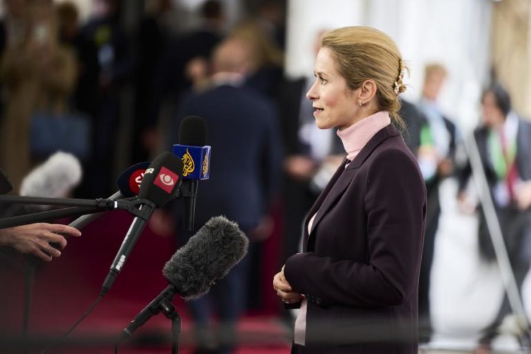 Chefe da diplomacia da UE em Kiev para discutir apoio financeiro e militar