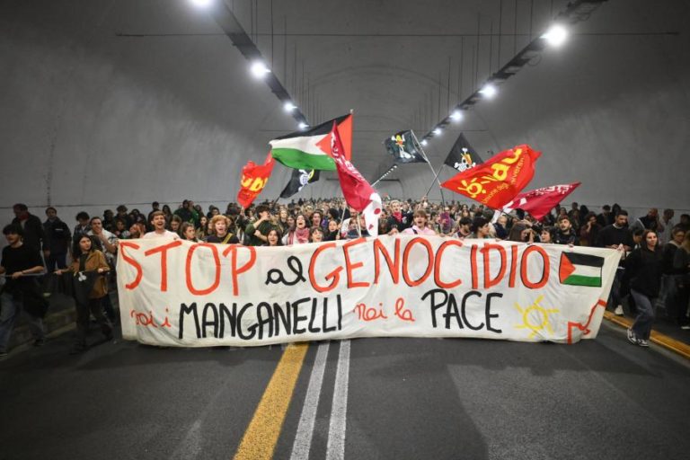 Nove barcos da flotilha intercetados e um atacado por Israel – organização